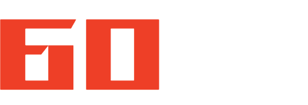 一男一女在车里打扑克牌